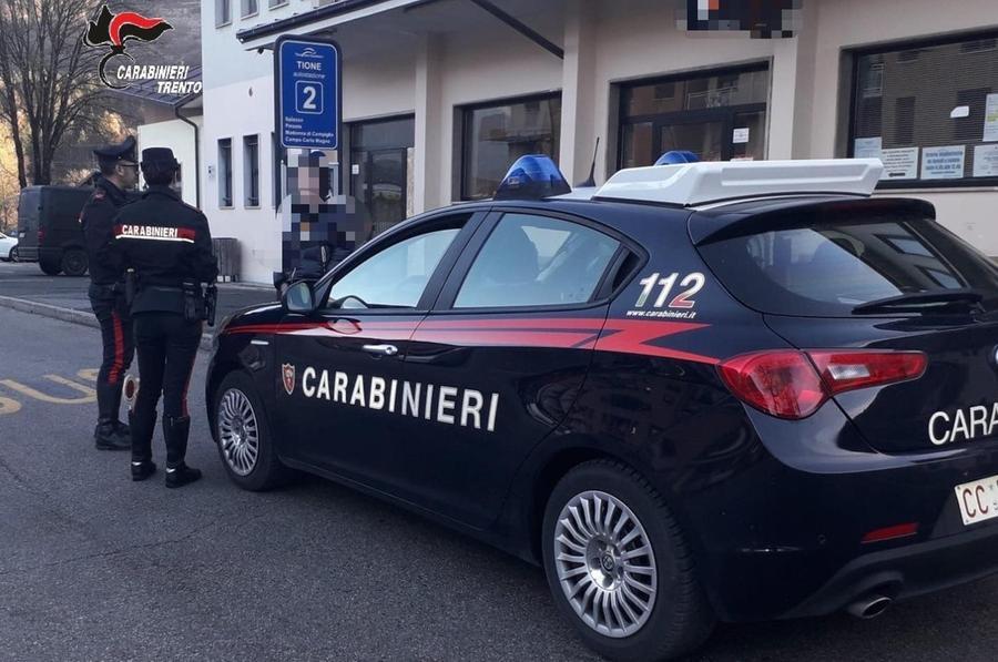 Denunciati Cinque Ragazzi Di Tione: Spacciavano Fuori Dalla Scuola ...